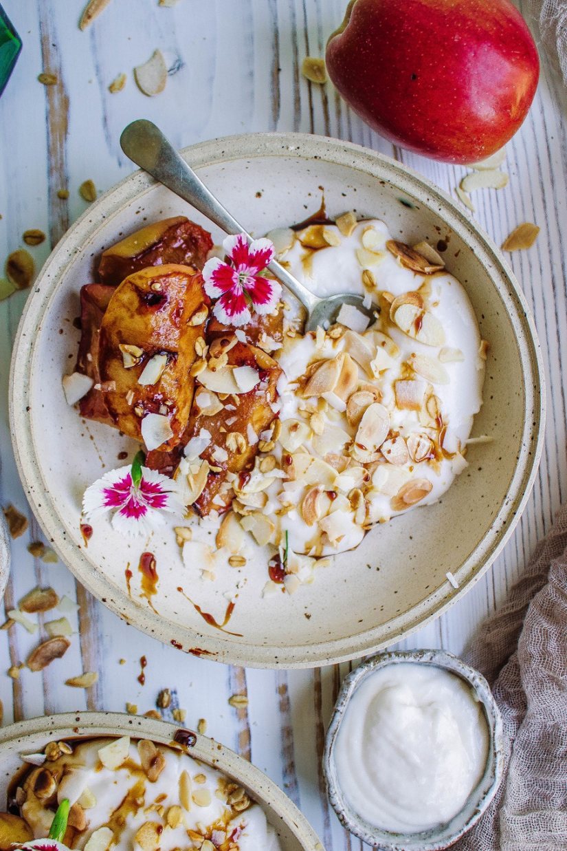 Caramelised Grilled Apples with Coconut Cream and Granola Recipe: Veggie