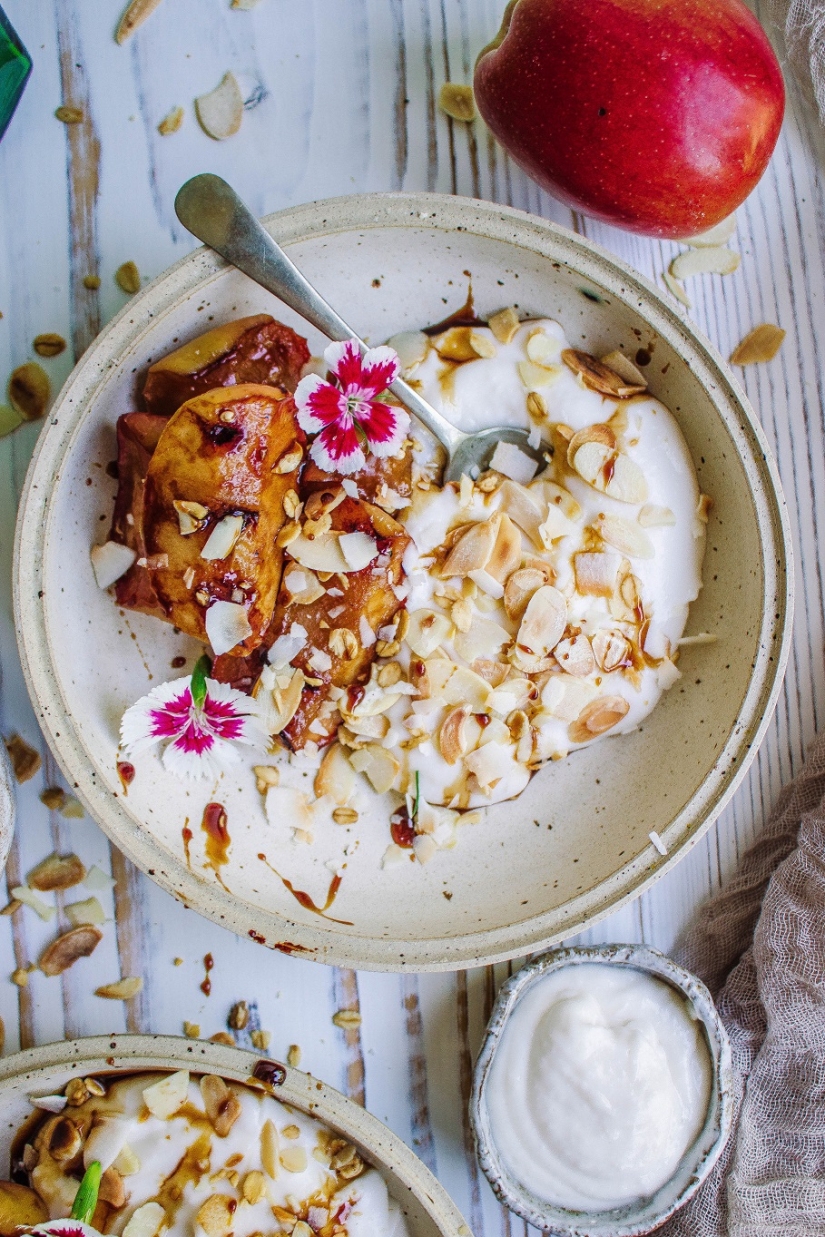 Caramelised Grilled Apples with Coconut Cream and Granola Caramelised Grilled Apples with Coconut Cream and Granola
