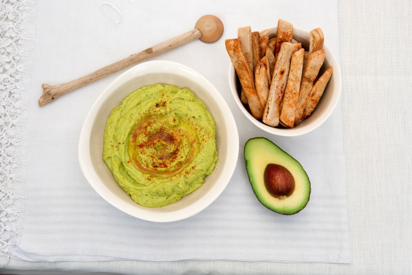 Mediterranean Avocado Hummus with Pitta Bread Crisps