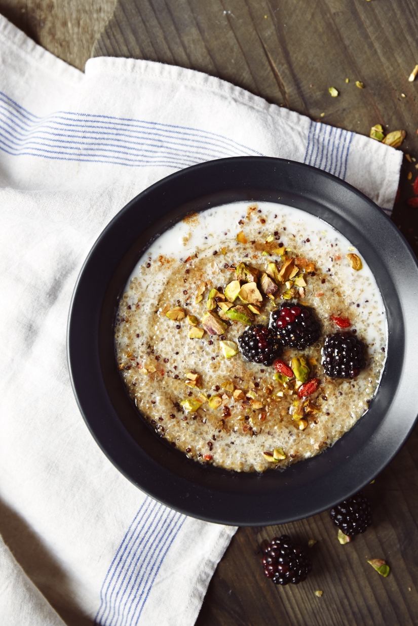 DAIRY-FREE QUINOA PORRIDGE WITH GOJI BERRIES, PISTACHIOS AND BLACKBERRIES