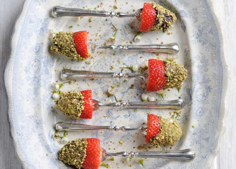Strawberries Dipped in Melted Chocolate & Toasted Pistachio Nuts Recipe: Veggie