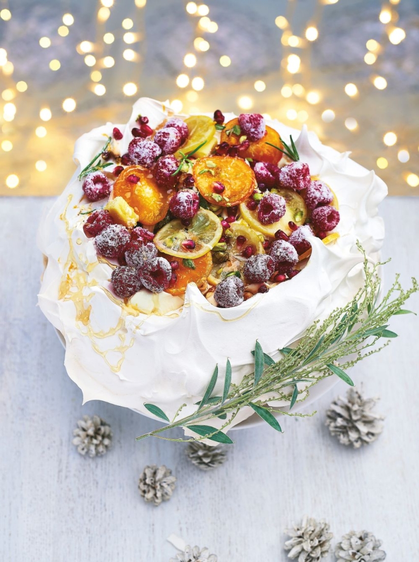 Vegan Pavlova with Candied Fruits