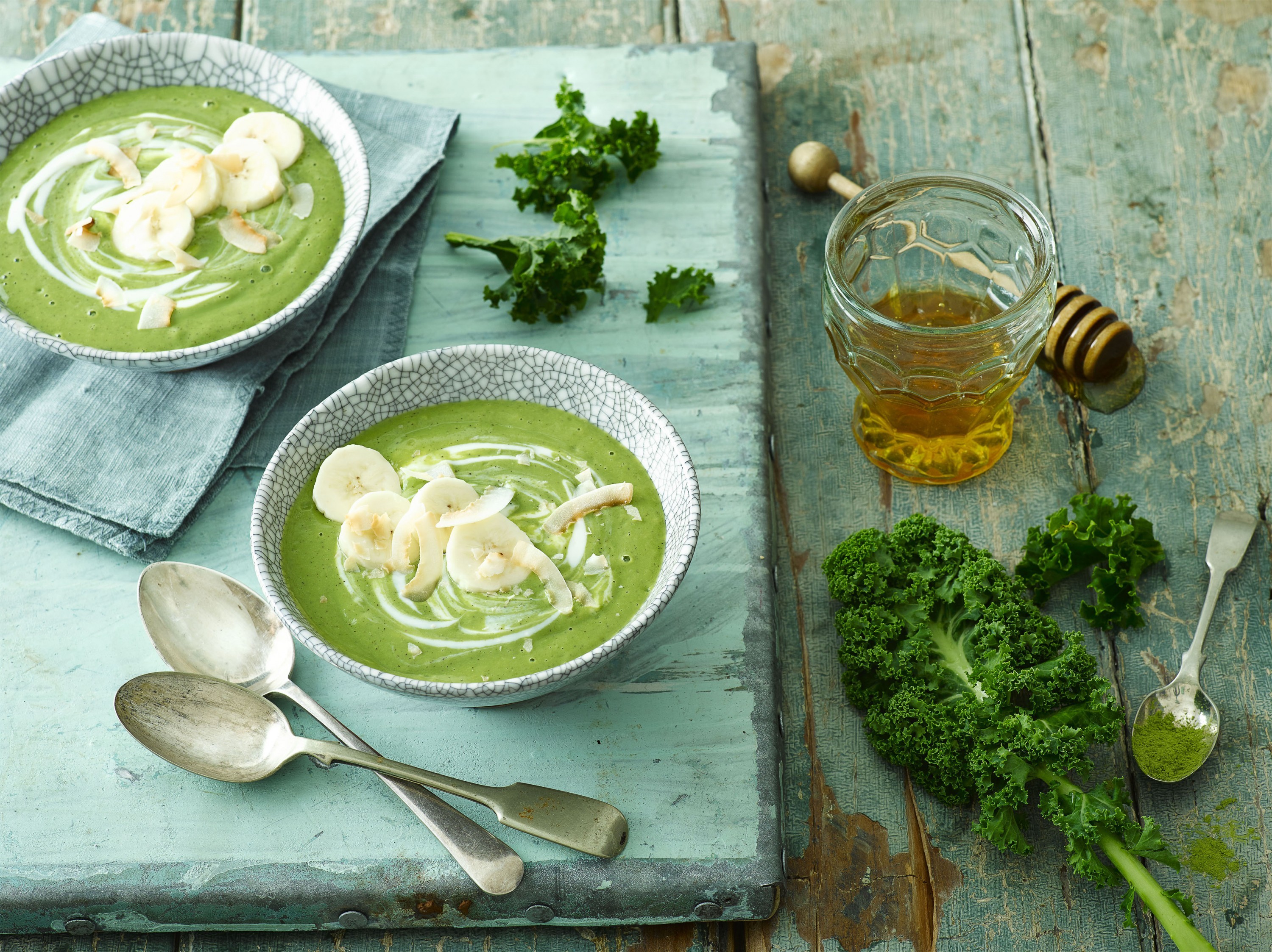 Kiwi, Coconut and Matcha Green Smoothie Bowl