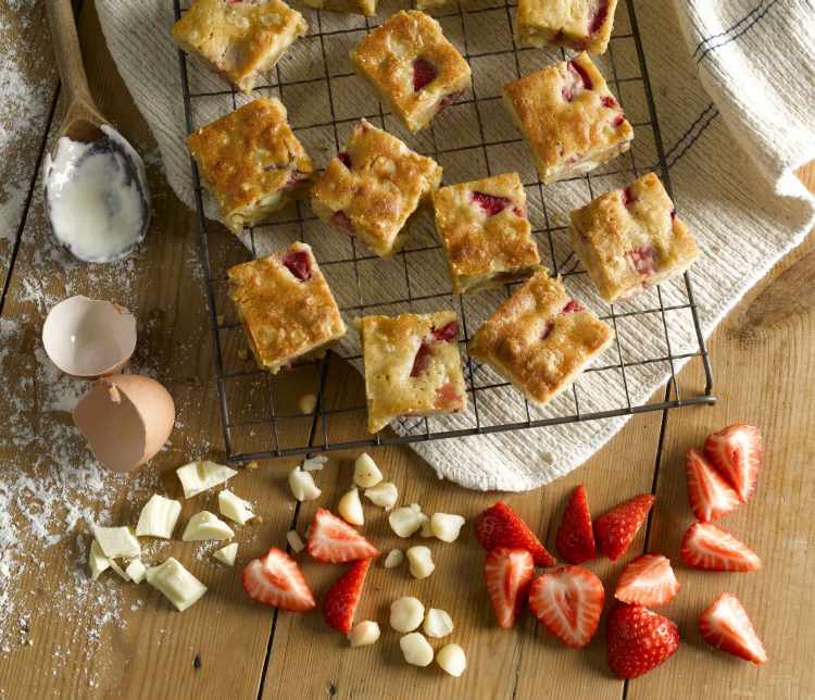 Strawberry & Macadamia Blondies Recipe: Veggie